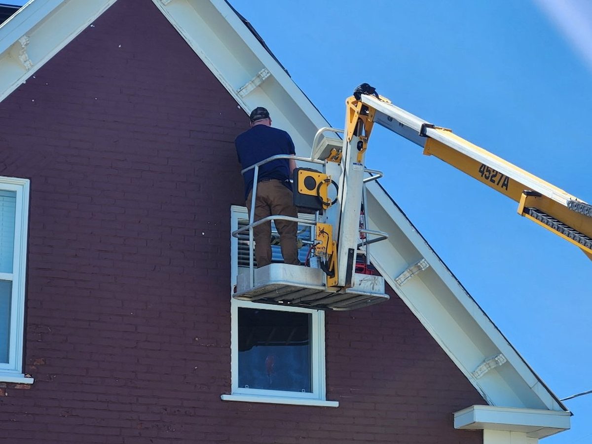 Reaching a second-storey soffit from the lift